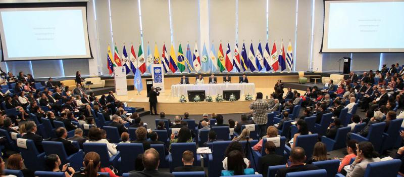 Diputados del Parlamento Latinoamericano participan en la presentación del Informe Regional sobre Desarrollo Humano para América Latina y el Caribe 2016, en la sede del Parlatino en Ciudad de Panamá (Panamá). Foto: EFE