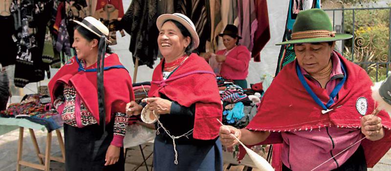 Artesanos de seis comunidades venden sus productos en la plaza La Balvanera, en Colta. Foto: Glenda Giacometti / LÍDERES