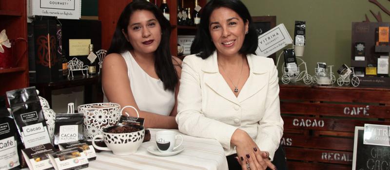 Sonnia Viejó y su hija, Mishelle Gellibert, producen y venden productos orgánicos como el café y el cacao. Foto: Enrique Pesantes / LÍDERES