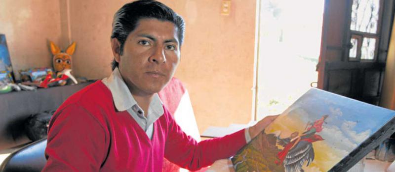 Luis Ugsha es uno de los artistas de Tigua, que buscan mantener el arte de sus ancestros. Su meta es exportar. Foto: Galo Paguay / LÍDERES