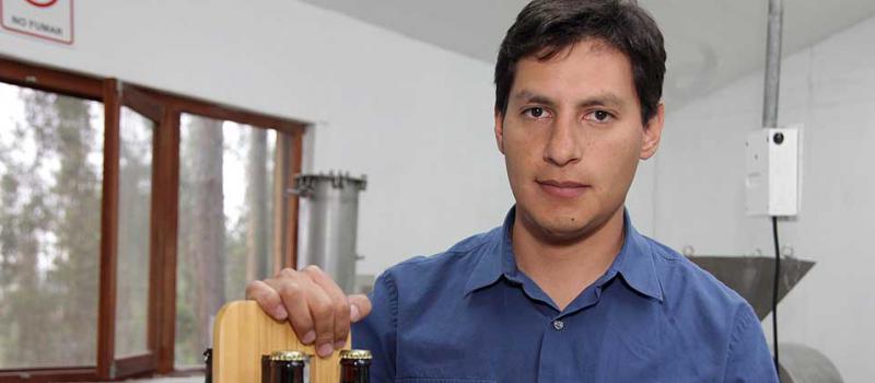 Pablo Chica elabora ocho tipos de cerveza. Hace seis años inició las investigaciones para elaborar esta bebida. Foto: Xavier Caivinagua para LÍDERES