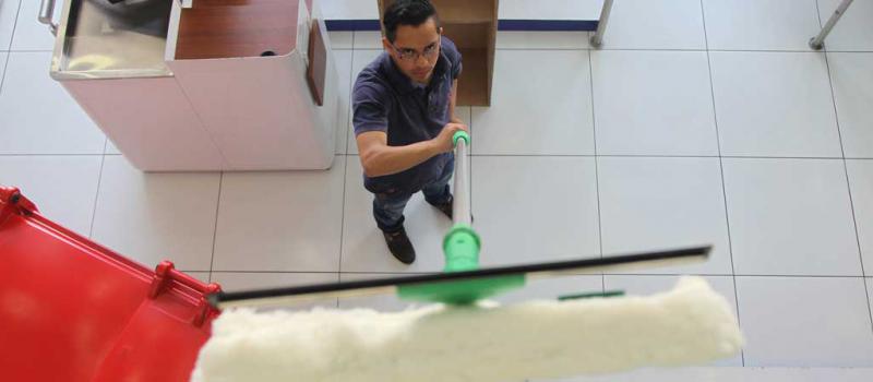 Fotos: Julio Estrella / LÍDERES Mauricio Rodríguez, uno de los trabajadores de Limpiatec, muestra los productos especializados en limpieza de vidrios, en el ‘show-room’, en el norte de Quito.