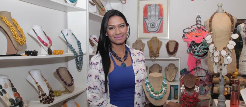 Maria Jose Zambrano en  su local de vende las  artesania, de  sus joyas realizadas con tagua Foto: Mario Faustos / LÍDERES