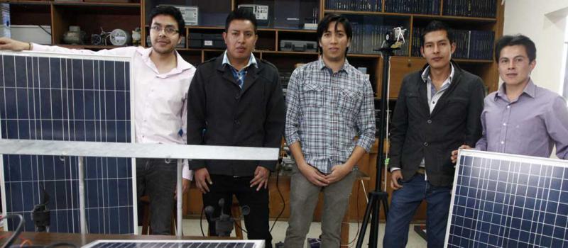 Estudiantes y docentes de la Facultad de Electrónica elaboraron proyectos que aprovechan paneles solares. Foto: Patricio Terán/LÍDERES