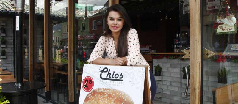 Johanna Narváez es una de las tres socias de Chios, un negocio que oferta hamburguesas, papas, alitas y costillas, así como bebidas. Foto: Patricio Terán / LÍDERES