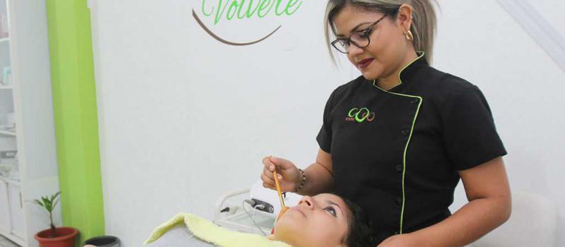 Ligia Bastidas es la propietaria de Coco Stetic. Ella realiza una mascarilla facial a la cliente Paola Bastidas. Foto: Juan Carlos Pérez