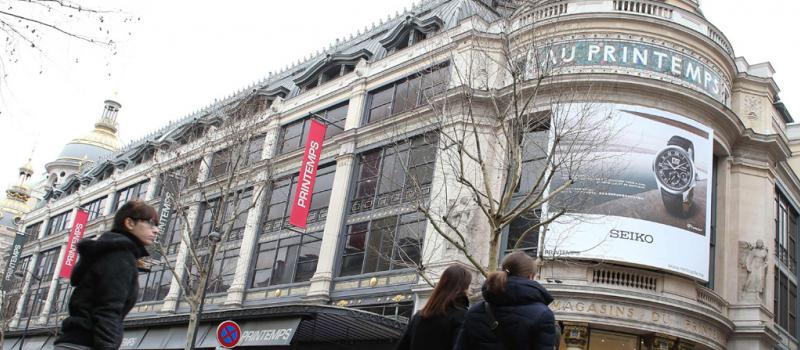 La gente que visita París puede recorrer el almacén 'Printemps'. Foto / AFP