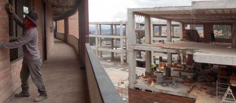 El condominio Rocas se construye en el sector de Misicata, que está ubicado en el sureste de la capital azuaya. Esta infraestructura cuenta con 130 departamentos con estilo moderno. Foto:  Xavier Caivinagua para LÍDERES