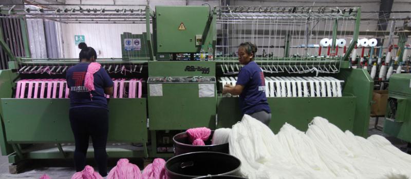 La producción de lanas se realiza en la empresa Textiservi, ubicada en Conocoto. En ese sitio una centena de trabajadores se encarga de los procesos de producción  de lanas. Fotos:  Julio Estrella y Glenda Giacometti / LÍDERES