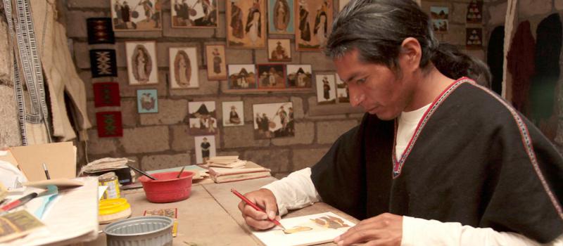 Heriberto Chango es uno de los expertos en la elaboración de sogas de cabuya y además elabora artesanías. Foto: Modesto Moreta / LÍDERES