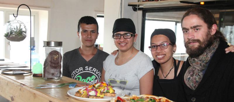 En el restaurante Tandana, ubicado en Guápulo, se ofrecen platos veganos. Pedro Bermeo (derecha) es el administrador del negocio. Foto: Paúl Rivas / LÍDERES
