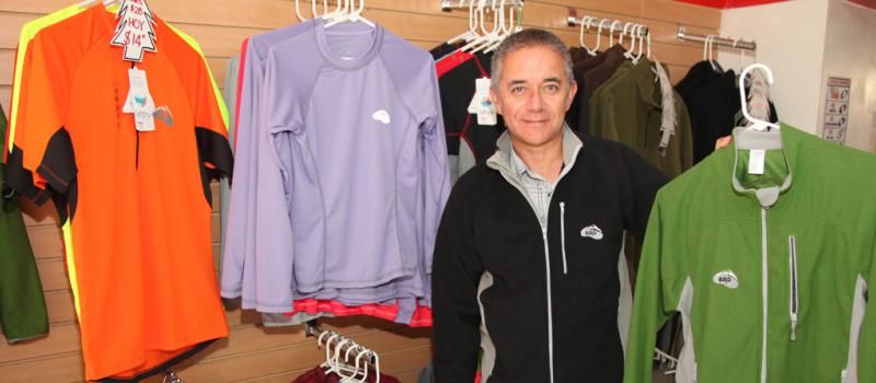 Miguel Madera es el propietario de la marca 6 310. Él  muestra las prendas que ofrece a los deportistas en su tienda. Foto: Paúl Rivas / LÍDERES