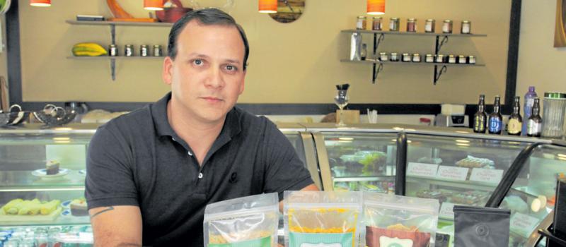 Michael Garretty es el propietario de Nostalgia, una microempresa de Manta que elabora y vende productos como la mantequilla de maní y el café. Foto: Juan Carlos Pérez para LÍDERES