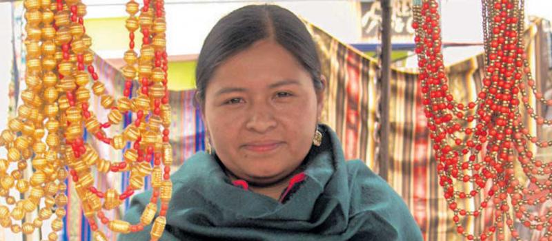 En Otavalo, Verónica Campo diseña una variedad de collares   y manillas que ofrece en ferias como la de la Plaza de los Ponchos. Foto: Francisco Espinoza para LIDERES