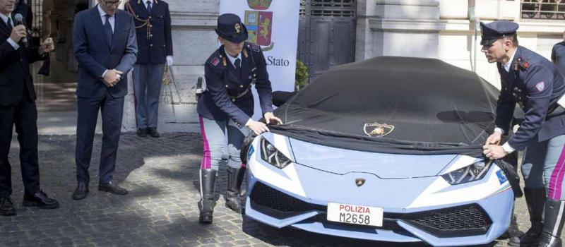 El ministro italiano del Interior, Marco Minniti (i), y el consejero delegado de Lamborghini, Stefano Domenicali (2-i), asisten a la presentación del nuevo Lamborghini Huracan. Foto: EFE