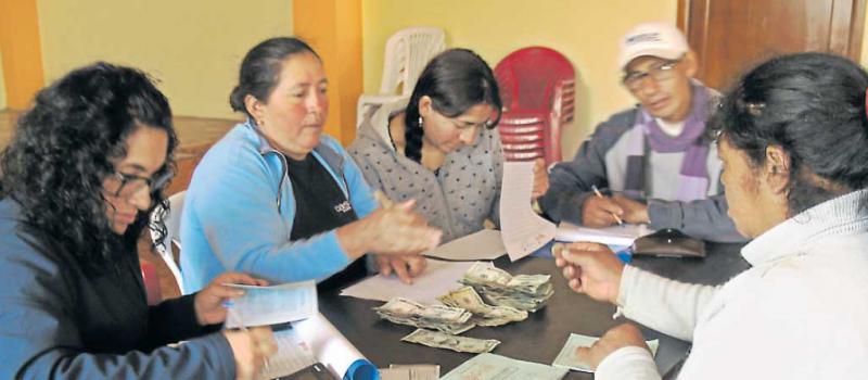 Carolina Garzón, asesora de créditos de los bancos comunales en Píllaro. En este cantón funcionan 29 grupos. Foto: Modesto Moreta /LÍDERES