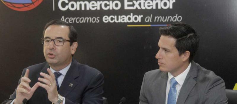 Juan Carlos Cassinelli, ministro de Comercio Exterior, junto con José Antonio Camposano, presidente de laCNA. Foto: Joffre Flores / LÍDERES