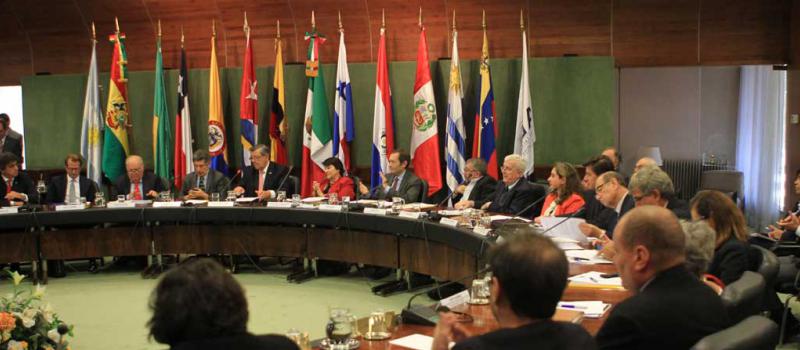 El acto Conversatorio Responder Proponiendo. Bases para un Acuerdo Económico Comercial Integral Latinoamericano. Foto:EFE