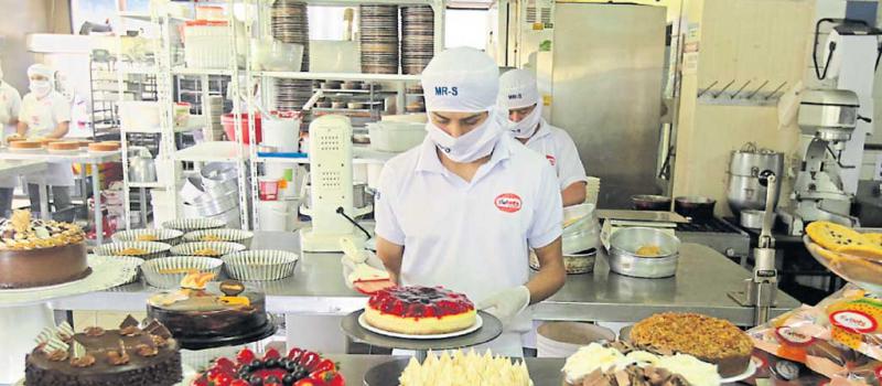 La compañía pastelera produce entre 3 000 y 5 000 tortas diariamente. Cuenta con dos líneas de producción, una de consumo masivo y otra gourmet. Fotos: Julio Estrella / LÍDERES
