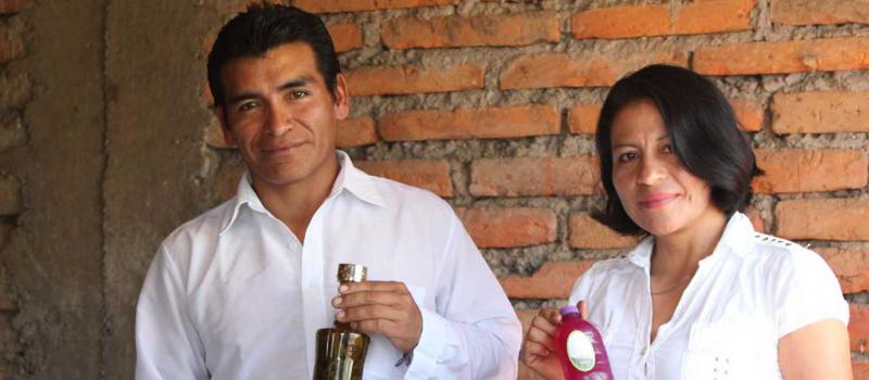 Fabián Simbaña y Marina Guamán son parte de una asociación en Tumbaco, que vende hierbas medicinales orgánicas, horchata y más. Foto: Julio Estrella / LÍDERES