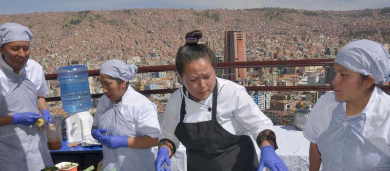 Mayté Clavijo y su equipo de cocineros participaron la semana pasada en el  evento La Paz, destino gastronómico. La jornada se cumplió en un mirador de La Paz. Fotos: Aizar Raldes Núñez / AFP