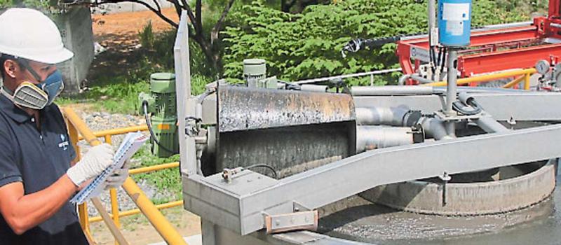 La empresa Oletnat, en Guayaquil,  tiene una planta para tratamiento de aguas residuales industriales. En su trabajo cuenta con la asesoría de la consultora ambiental Sambito. Foto: Joffre Flores / LÍDERES