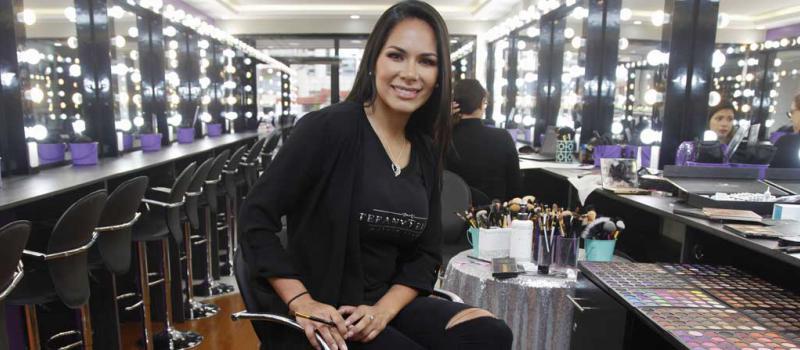 Estefany Tejada es la propietaria del estudio de maquillaje. Ella tiene formación profesional en su actividad. Foto: Patricio Terán / LÍDERES