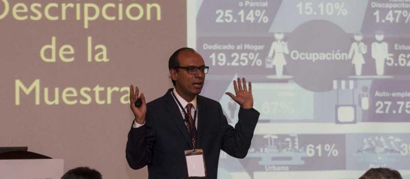 Guido Caicedo, profesor de la Espae y uno de los autores del estudio GEM en Ecuador, presentó la semana pasada, en Guayaquil, los resultados de la  investigación sobre emprendimiento. Foto: Enrique Pesantes / LÍDERES