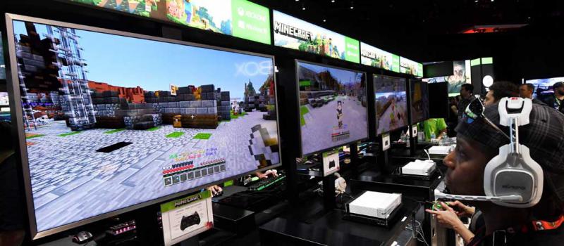 Un ‘gamer’ juega Minecraft en la nueva consola Xbox One X, de Microsfot, durante la feria E3, que se cumplió en Los Ángeles, la semana pasada. Foto: AFP