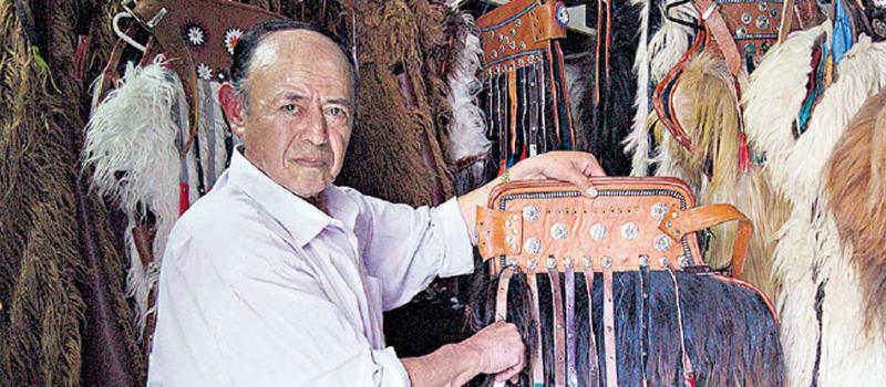 El talabartero Alonso Buitrón, de Cotacachi, muestra orgulloso parte de su última producción de zamarros. Foto: Francisco Espinoza para LÍDERES
