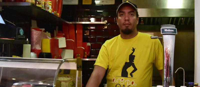 Edgar Rodríguez llegó a Madrid a probar suerte. Una década más tarde, dueño de una cadena de areperas, es uno de los emprendedores venezolanos que dan trabajo en España a compatriotas emigrantes que escapan de la crisis en su país. Foto: AFP