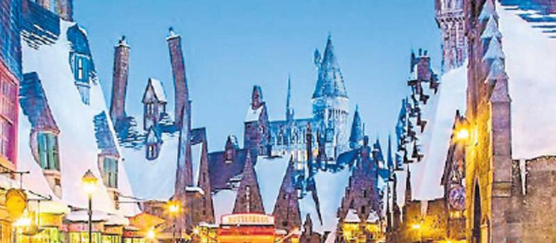 El castillo invita a disfrutar del parque de Universal también durante la noche.