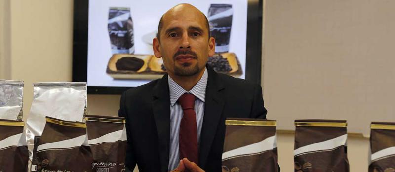 Ángel Baylón es el presidente de la compañía que oferta la marca Café Pergamino. Su producto se vende molido y tostado en grano. Foto: Alfredo Lagla / LÍDERES