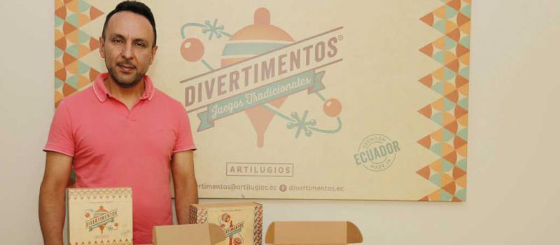 Diego González, propietario de la empresa Artilugios, sacó al mercado  juegos tradicionales bajo el nombre de Divertimentos. Hay dos paquetes. Foto: Alfredo Lagla / LÍDERES