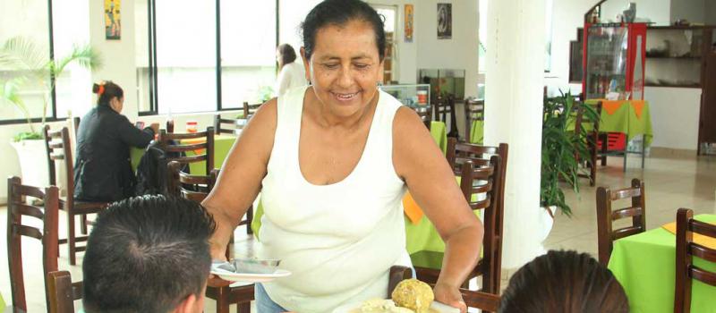 La esmeraldeña Zoila Tamayo es la propietaria de un restaurante con sello afroecuatoriano. Foto: Juan Carlos Pérez para LÍDERES