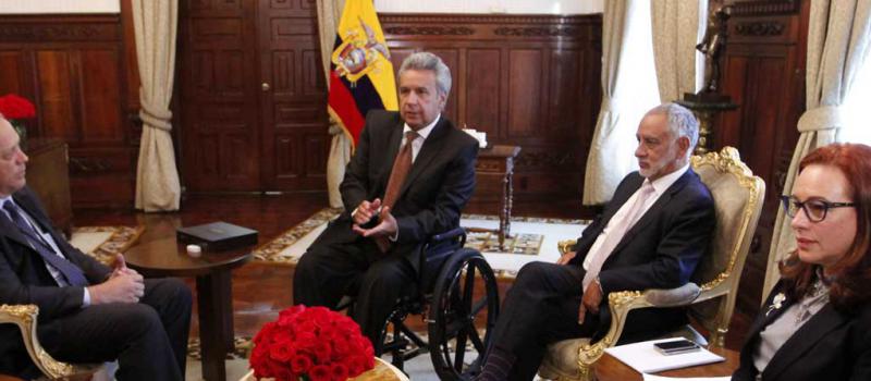 Lenín Moreno (c), se reunió con Martín Brandi (i), quien lidera la delegación del consorcio argentino Petrosud-Petroriva, en Quito (Ecuador). Foto: EFE