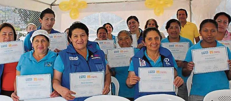 Las participantes, moradoras del sector de Atucucho, recibieron un certificado que valida la capacitación que ellas recibieron en este tiempo. Foto: Cortesía Moderna Alimentos