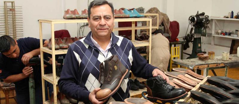 Jorge Hidalgo continúa con la tradición familiar de fabricar calzado; las hormas, dice, son elaboradas en el país de acuerdo con las necesidades de los clientes. Foto: Glenda Giacometti/LÌDERES
