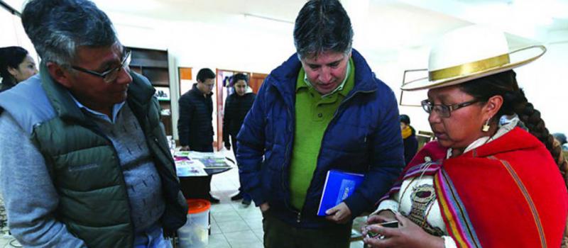 Trigidia Giménez, considerada la mayor productora de cañahua en Bolivia, explica a expertos los beneficios de este cultivo, en la ciudad de El Alto. Foto: Martín Alipaz /EFE