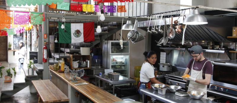 El local tiene capacidad para unas 60 personas, hasta marzo del 2018 habrá comida mexicana. Foto: Galo Paguay/LÍDERES