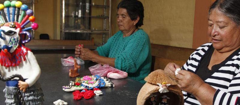 Los artesanos de Calderón diseñan figuras de mazapán de diferentes tamaños. Se exhibirán en la fiesta del próximo 2 de noviembre. Foto: Galo Paguay / LÍDERES