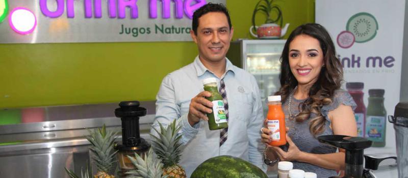 Danilo Guadalupe y Karina Flores son los encargados de hacer más de siete tipos  jugos, que combinan  frutas con verduras y que ayudan desintoxicar y fortalecer el sistema inmune. Foto: Juan Carlos Pérez para LÍDERES