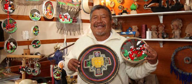Claudio Cabrera Diseña y borda artesanías que representan a todas las nacionalidades del Ecuador. Foto: LÍDERES