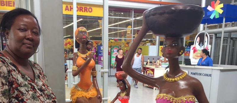 Ligia Abonía muestra algunas de las muñecas de cerámica que representan a mujeres de la cultura afro,  en el centro comercial Multiplaza. Foto. Marcel Bonilla / LÍDERES