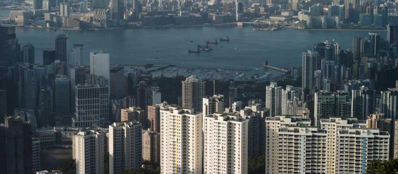 Los edificios comerciales y residenciales se encuentran en ambos lados del puerto de Victoria en Hong Kong, China. Foto: EFE