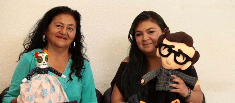 Mercedes Molina junto a su hija menor, Gabriela Chicaiza. Ellas confeccionan estos muñecos de tela. Foto: Julio Estrella/LÍDERES