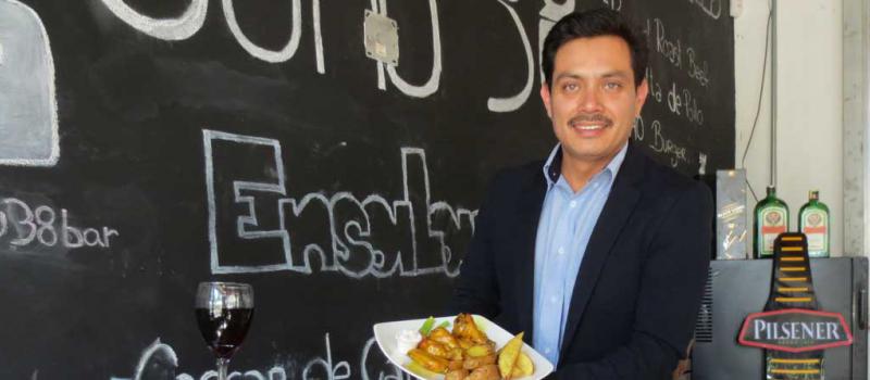 Gabriel Chávez es uno de los fundadores de este restaurante que funciona desde hace dos años. Foto: Cristina Márquez / LÍDERES