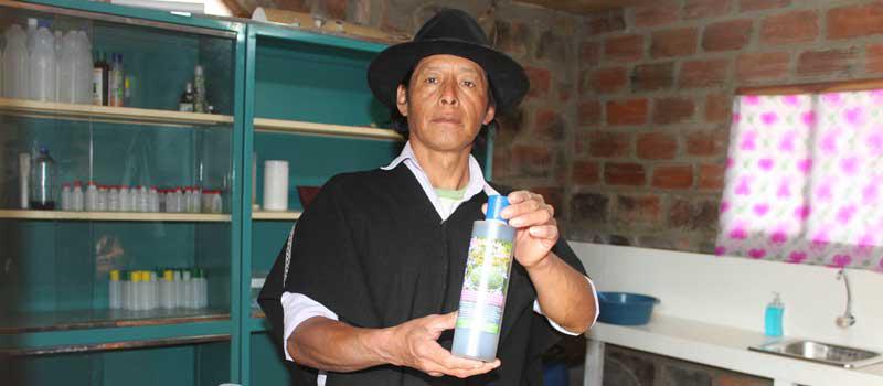 Modesto Moreta/Líderes Rufino Masaquizaproduce champú usando las hierbas y raíces del penco negro, de donde se obtiene el tzawar mishki.