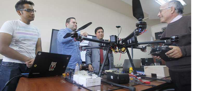 El dron que se desarrolló en la Politécnica se va perfeccionando en el Laboratorio con el aporte de los estudiantes y docentes. Foto: Vicente Costales / LÍDERES
