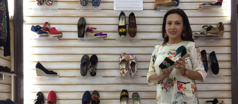 Verónica Díaz   incluye en sus diseños de calzado tejidos que se elaboran en comunidades indígenas y emplea materiales tradicionales como el yute. Foto: Mayra Pacheco / LÍDERES